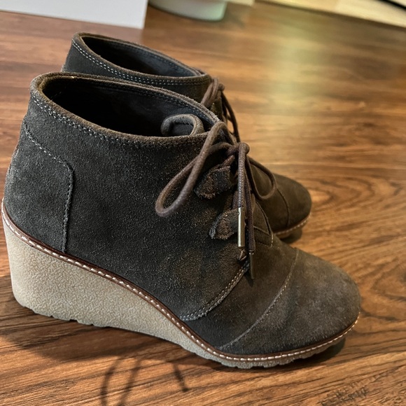 Like new TOMS Desert Wedge Bootie Size 10 Dark Gray/Green - Picture 3 of 8